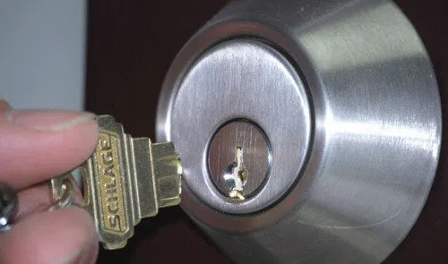 Royal Locksmith Store Alexandria, VA 703-586-9672 - key-broke-in-lock